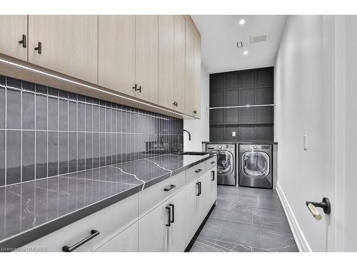 556 Fourth Line, Oakville, ON - Indoor Photo Showing Laundry Room