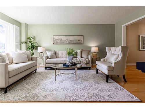 3175 Thorncrest Drive, Mississauga, ON - Indoor Photo Showing Living Room