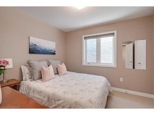 2433 Presquile Drive, Oakville, ON - Indoor Photo Showing Bedroom