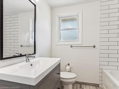 22-242 Lakeport Road, St. Catharines, ON - Indoor Photo Showing Bathroom