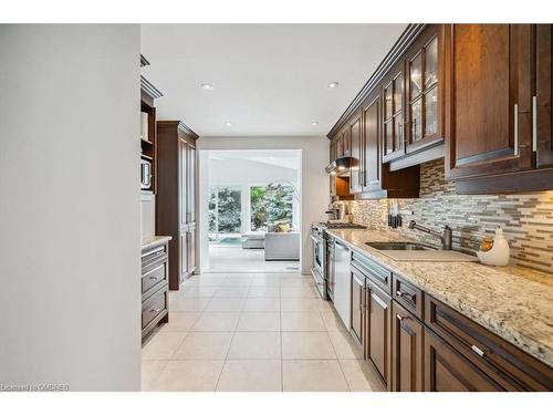 1129 Shaw Street, Oakville, ON - Indoor Photo Showing Kitchen With Upgraded Kitchen