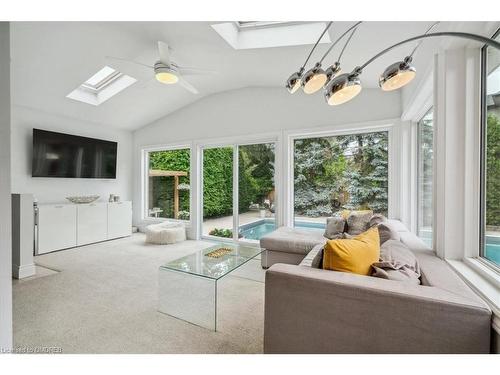 1129 Shaw Street, Oakville, ON - Indoor Photo Showing Living Room