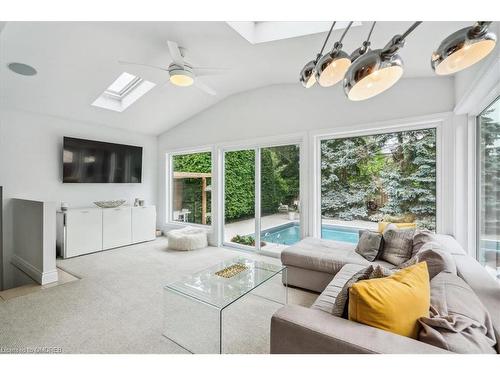 1129 Shaw Street, Oakville, ON - Indoor Photo Showing Living Room