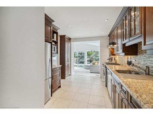 1129 Shaw Street, Oakville, ON - Indoor Photo Showing Kitchen With Upgraded Kitchen