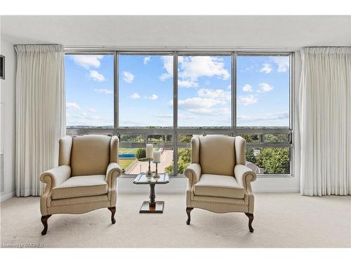 1106-2185 Marine Drive, Oakville, ON - Indoor Photo Showing Living Room