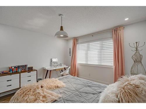 2-128 Morden Road, Oakville, ON - Indoor Photo Showing Bedroom