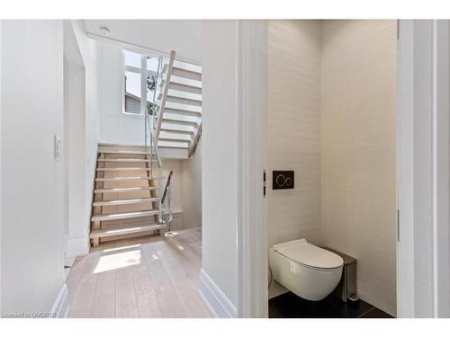 2209 Sloane Drive, Oakville, ON - Indoor Photo Showing Bathroom