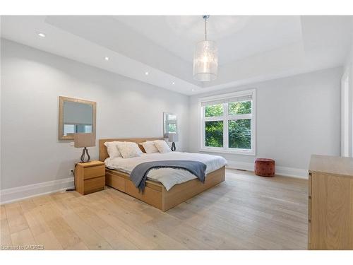 2209 Sloane Drive, Oakville, ON - Indoor Photo Showing Bedroom