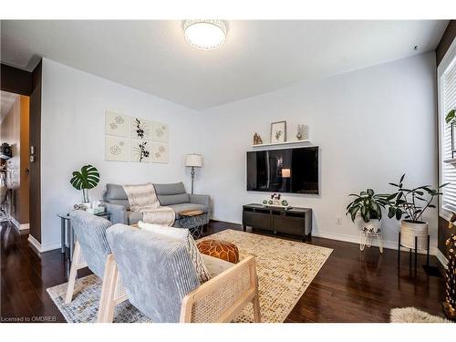 44 Forbes Terrace, Milton, ON - Indoor Photo Showing Living Room