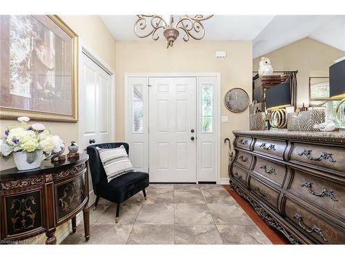 18 Martha Court, Fenwick, ON - Indoor Photo Showing Living Room