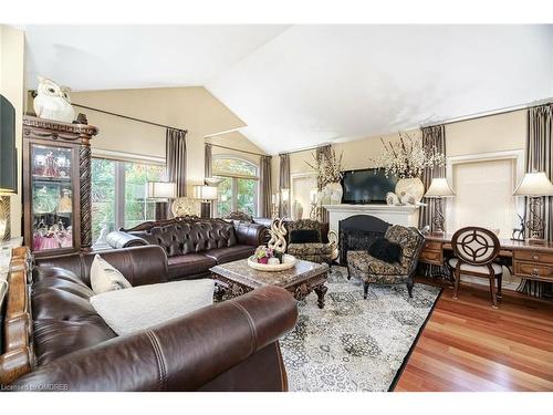 18 Martha Court, Fenwick, ON - Indoor Photo Showing Living Room