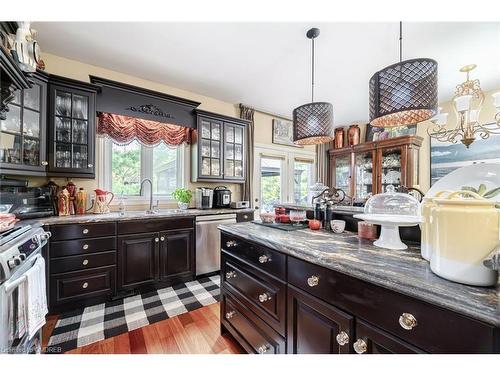 18 Martha Court, Fenwick, ON - Indoor Photo Showing Kitchen With Upgraded Kitchen