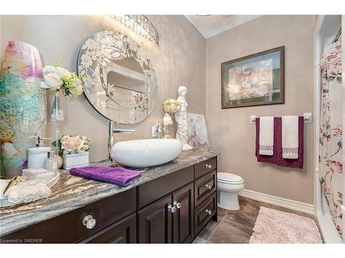 18 Martha Court, Fenwick, ON - Indoor Photo Showing Bathroom