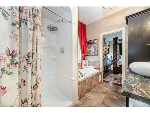 18 Martha Court, Fenwick, ON - Indoor Photo Showing Bathroom