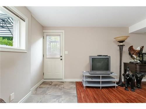 18 Martha Court, Fenwick, ON - Indoor Photo Showing Living Room