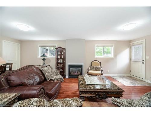 18 Martha Court, Fenwick, ON - Indoor Photo Showing Living Room