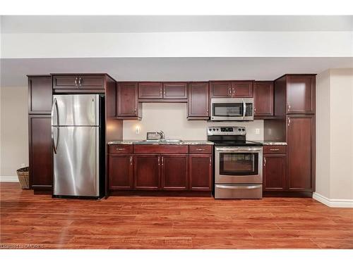 18 Martha Court, Fenwick, ON - Indoor Photo Showing Kitchen