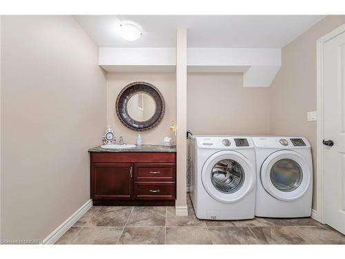 18 Martha Court, Fenwick, ON - Indoor Photo Showing Bathroom