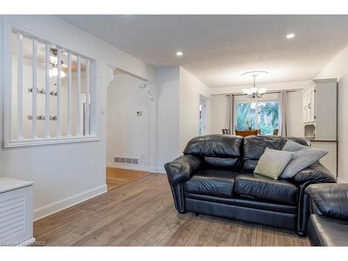 4018 Kingston Court, Burlington, ON - Indoor Photo Showing Living Room