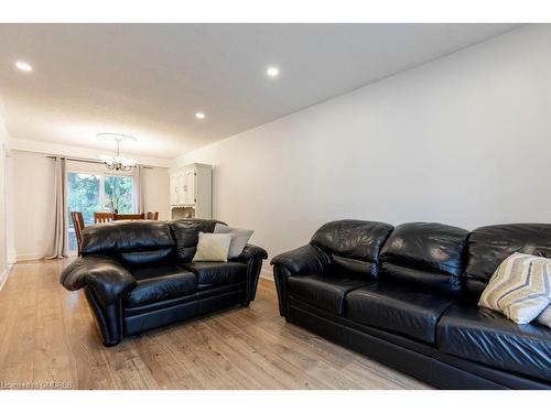 4018 Kingston Court, Burlington, ON - Indoor Photo Showing Living Room