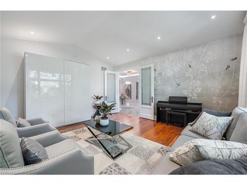 212 Lakeside Avenue, Burlington, ON - Indoor Photo Showing Living Room