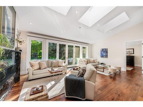 212 Lakeside Avenue, Burlington, ON - Indoor Photo Showing Living Room