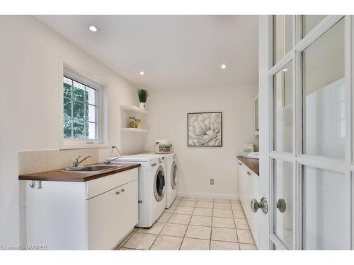 1316 Cambridge Drive, Oakville, ON - Indoor Photo Showing Laundry Room