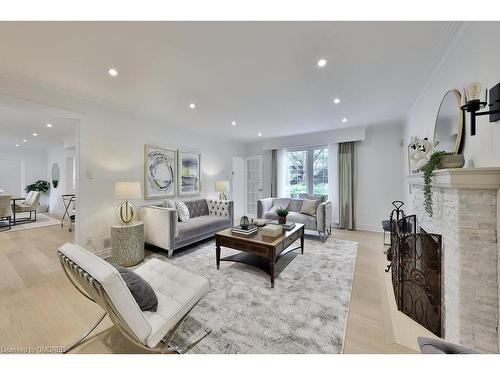 1316 Cambridge Drive, Oakville, ON - Indoor Photo Showing Living Room