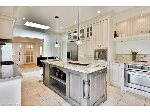 1316 Cambridge Drive, Oakville, ON - Indoor Photo Showing Kitchen With Upgraded Kitchen