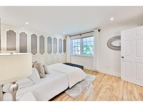 1316 Cambridge Drive, Oakville, ON - Indoor Photo Showing Bedroom