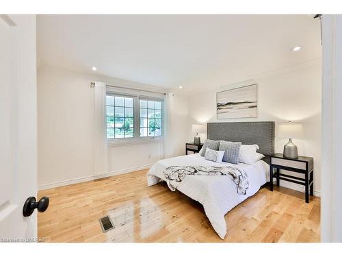 1316 Cambridge Drive, Oakville, ON - Indoor Photo Showing Bedroom