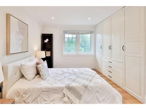 1316 Cambridge Drive, Oakville, ON - Indoor Photo Showing Bedroom