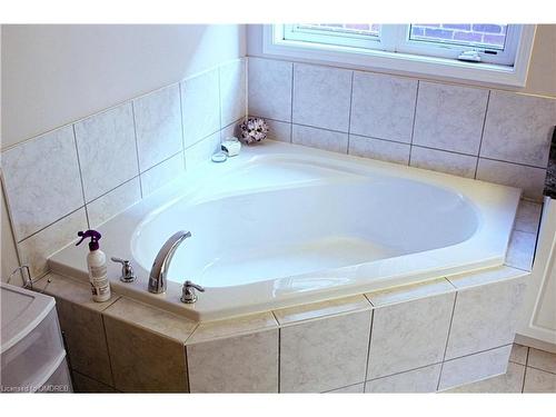 200 English Lane, Brantford, ON - Indoor Photo Showing Bathroom