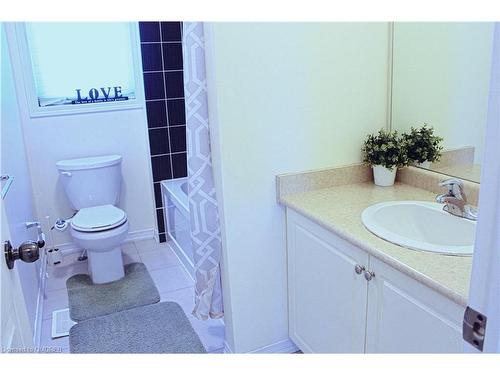 200 English Lane, Brantford, ON - Indoor Photo Showing Bathroom