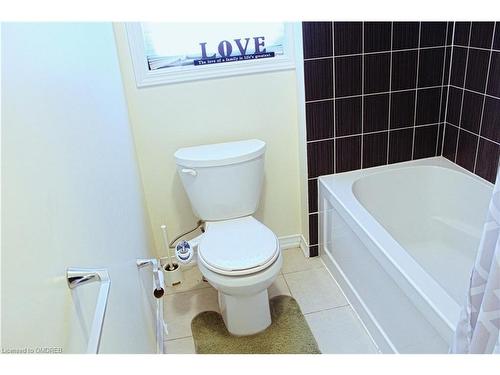 200 English Lane, Brantford, ON - Indoor Photo Showing Bathroom