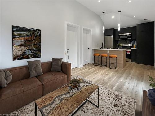 110R Deschene Avenue, Hamilton, ON - Indoor Photo Showing Living Room