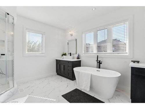 2420 Spring Meadow Way, Oakville, ON - Indoor Photo Showing Bathroom