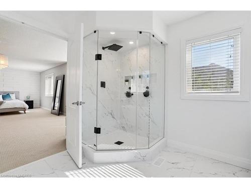 2420 Spring Meadow Way, Oakville, ON - Indoor Photo Showing Bathroom