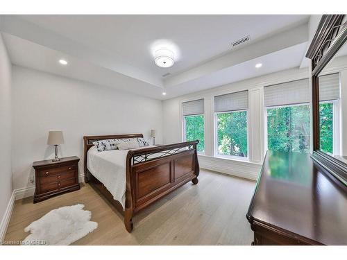 2409 Lakeshore Road, Burlington, ON - Indoor Photo Showing Bedroom