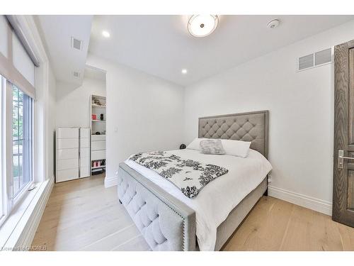 2409 Lakeshore Road, Burlington, ON - Indoor Photo Showing Bedroom