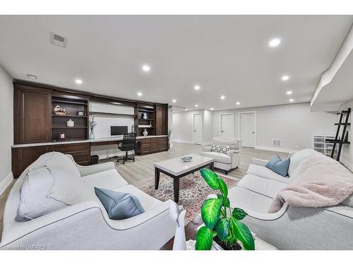 2409 Lakeshore Road, Burlington, ON - Indoor Photo Showing Living Room