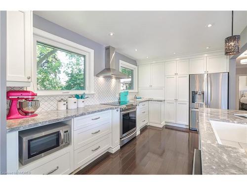 421 Seaton Drive, Oakville, ON - Indoor Photo Showing Kitchen With Upgraded Kitchen