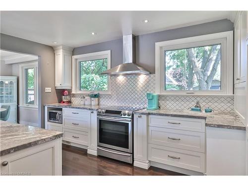 421 Seaton Drive, Oakville, ON - Indoor Photo Showing Kitchen With Upgraded Kitchen