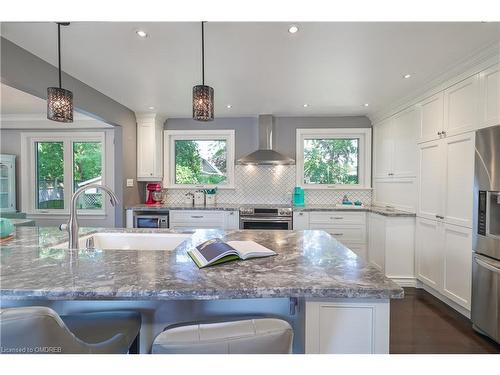 421 Seaton Drive, Oakville, ON - Indoor Photo Showing Kitchen With Upgraded Kitchen