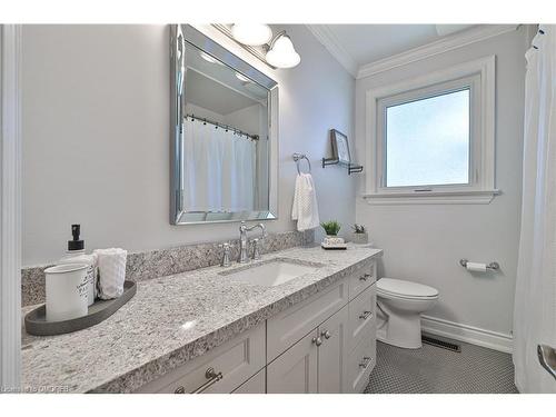 421 Seaton Drive, Oakville, ON - Indoor Photo Showing Bathroom