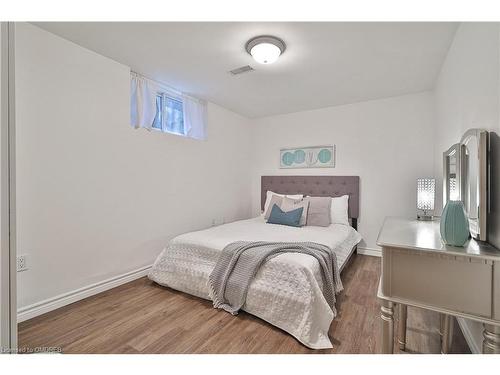 421 Seaton Drive, Oakville, ON - Indoor Photo Showing Bedroom