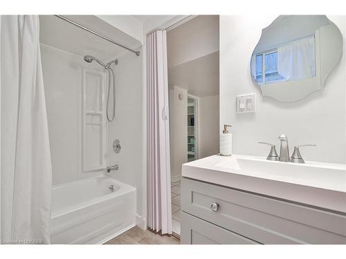 421 Seaton Drive, Oakville, ON - Indoor Photo Showing Bathroom