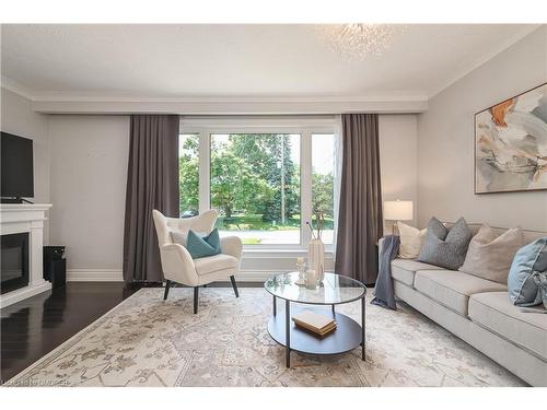 421 Seaton Drive, Oakville, ON - Indoor Photo Showing Living Room