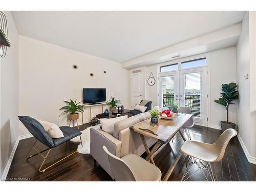 420-5327 Upper Middle Road, Burlington, ON - Indoor Photo Showing Living Room