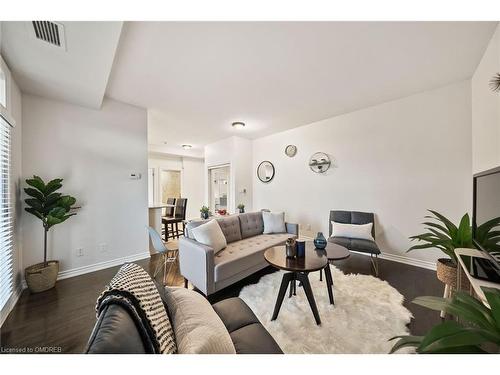 420-5327 Upper Middle Road, Burlington, ON - Indoor Photo Showing Living Room